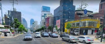 메가커피, 이디야 본진 도발?…논현동 본사 앞 70평 대형 매장 열었다