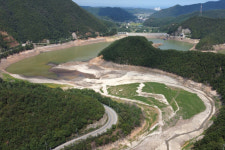 저수율 15% 붕괴…햇볕 아래 마른 저수지에 비는 마음