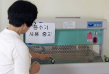 여긴 제습기 고인 물로 화장실 청소하는데…저긴 워터밤 축제할 수 있는 이유가