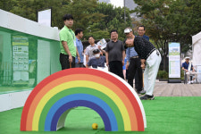 초심자도 퍼팅 손맛…파크골프장 된 서울광장 1만명 몰렸다