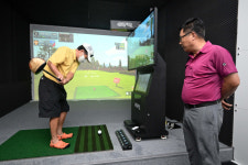 할아버지랑 같이 가족들 함박 웃음…가정용 스크린 파크골프도 눈길