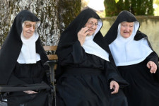 ‘요양원 탈출’ 후 버려진 수도원으로 돌아온 수녀 3인방…인플루언서 된 사연