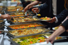 밥값 너무 비싸서 점심 굶어요…직장인들 위해 단돈 5000원 뷔페 도입한 日기업 [지금 일본에선]