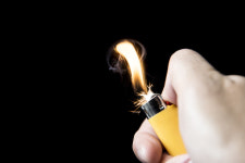 벌레 잡으려 라이터 딸깍…상가에 불 낸 20대 여성, 9명 중경상