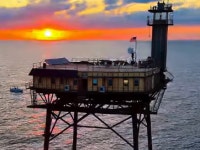 정말 저런 데 여행 가는 사람들이 있다고?…1박에 400만원 바다 위 호텔 정체