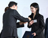 가수 겸 배우 장나라, 금융의 날 대통령 표창 수상