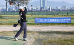 “1등 주인공은 나야 나”…기합 넣고 회심의 티샷[파크골프 마스터즈]
