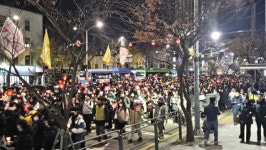 국회 앞 다시 등장한 응원봉·키세스 부대… 1년 전 오늘과 바뀐 모습은 [르포]