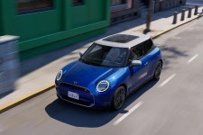 [칼럼] 길어지는 과도기 속 안정적인 전동화를 이어가는 미니(MINI)