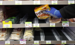 SPC삼립공장 화재에…편의점 빵 매대 텅텅