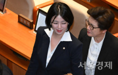 [속보]국힘 윤리위, 친한 배현진에 ‘당원권 정지 1년’ 징계