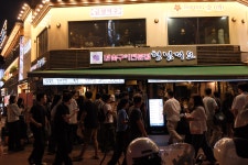 [르포] “젠슨 황 앉은 곳 어디예요?”…성지 된 홍대 고깃집