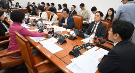 ‘패스트트랙 심사기간 단축’ 국회법, 與주도 통과…野는 표결 불참