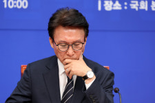 김승원 낙마에 靑·與 동시 위기…인사·리더십 흔들