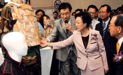 한총리 ‘섬유교역전’ 참석
