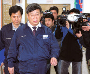 노사 협상장 빠져나가는 윤여철 사장
