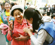 아주그룹 “카네이션 달아드려요”