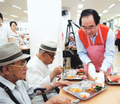 행자부 노인복지센터서 점심봉사활동