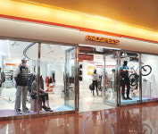 프로스펙스 강남에 초대형 매장