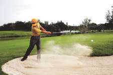 [이승은의 리얼 숏게임] 내리막 벙커샷은 내려 찍듯이