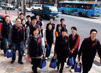 “홀로 사는 어르신 댁에 사랑의 도시락 배달갑니다”