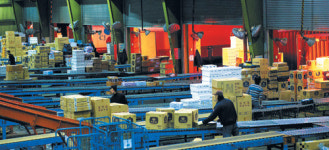 설 특수로 분주한 택배 지역거점 터미널