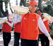 SK에너지，부산지역 무료급식소에 쌀 295포대 전달