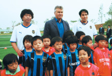 APW，친환경 인조잔디구장 개장