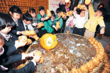 사랑의 동전밭 쌓는 고사리 손