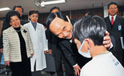 “백신 접종 안아프지？”