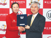 배경은，MU스포츠와 의류 후원 계약