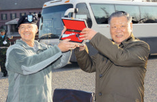현대車，주한미군에 버스 2대 기증