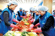 [기업，사랑을 생산하다] 삼성전기，저소득층 관절 장애인에 인공관절 시술