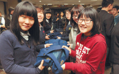 “후배들아，내 교복 받으렴..”