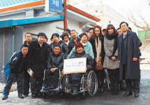 동부證 장애우 복지시설에 성금 전달