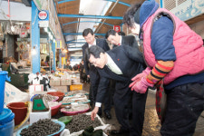 송기진 광주은행장 설 앞두고 지역시장 방문