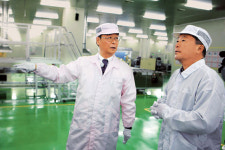 구본무 회장，LG 미래사업 현장·R&D 직접 챙긴다