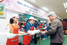 현대건설―현대차，여직원 합동 배식 봉사