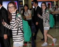 아이유 공항패션, 뿔테 안경에 운동화-백팩까지 영락없는 여고생