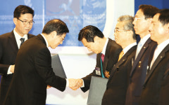 “금탑산업훈장 수상을 축하합니다”