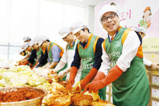 한화건설，김포 복지관서 김장담그기 활동