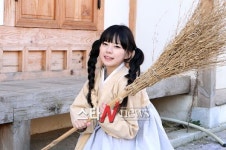 [포토] 얼짱시대6 하늘, 빗자루 들고 향단이 완벽빙의