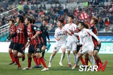 [포토] K리그 서울 vs 상주, 공을 기다리는 치열한 싸움