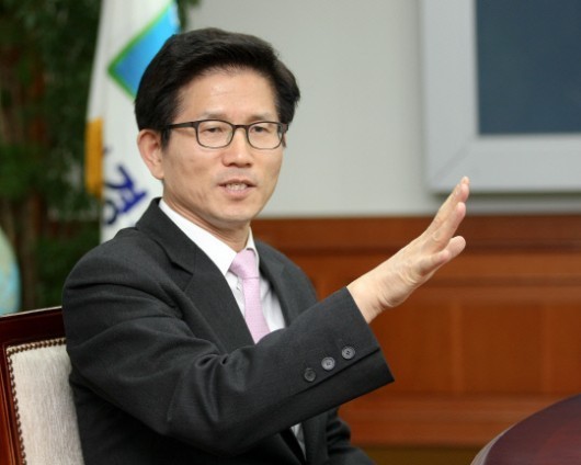 김문수 대선 출마 의도 미정, 보수 진영에서 유력한 후보 꼽혀