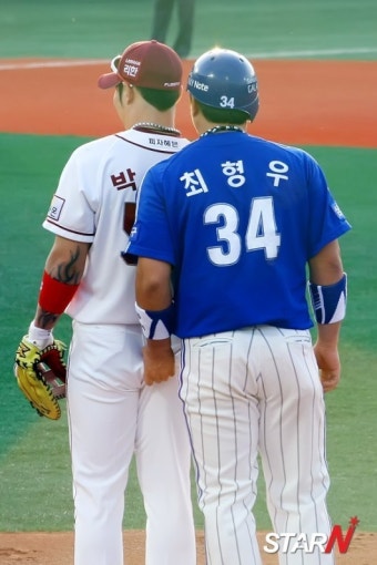 [포토] 삼성 최형우 '박병호에게 나쁜손~'