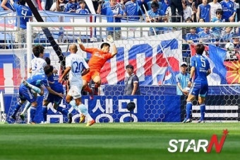 [포토] 울산 이재성 '골키퍼를 제친 공, 골대를 향해 골인'
