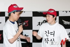 [포토] 이상준-예재형의 마이크 싸움 내가 먼저 말할꺼야!