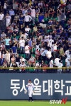 [포토] LG 양영동 만루홈런은 쳐다보지 않아