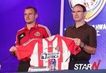 [포토] 마틴 오닐 감독 선수와 함께 유니폼에 사인을~