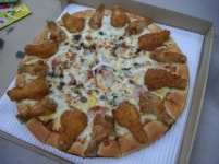 동네에서 시킨 치킨피자, 독특한 닭다리 토핑 ‘맛 궁금하네’